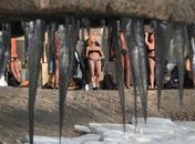 Com 2º C, russos tomam banho de sol de biquíni e sunga fio-dental