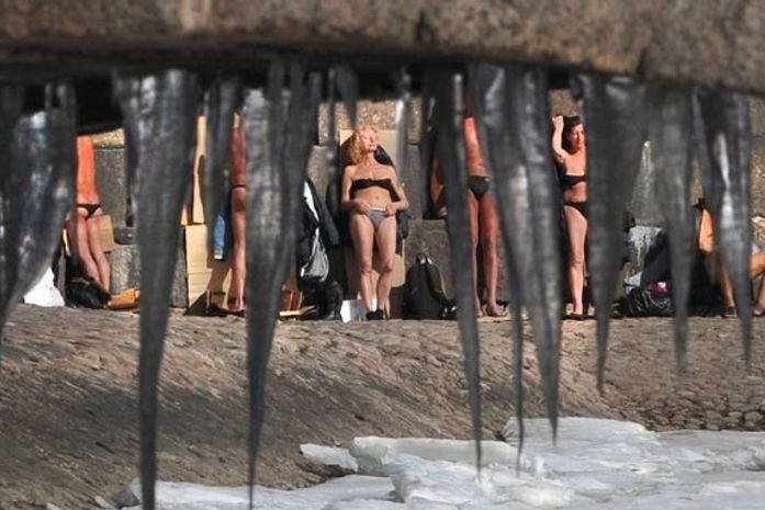 Com 2º C, russos tomam banho de sol de biquíni e sunga fio-dental