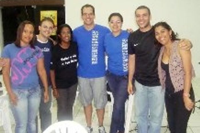 Missionário Cláudio Elivan (C) com a galera da Jubal na IBFarol, no início de março