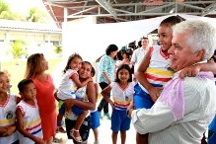 Nonô com as crianças em Atalaia.