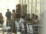 Deborah Secco faz um "resgate" da calcinha em restaurante. Espie