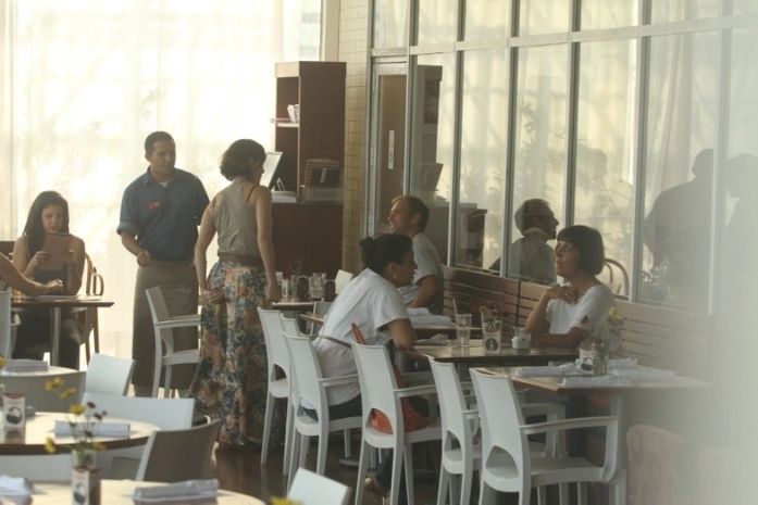 Deborah Secco faz um "resgate" da calcinha em restaurante. Espie