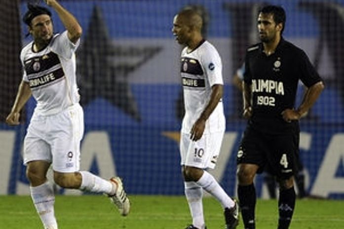 Lanús goleia e se isola na liderança do grupo 2