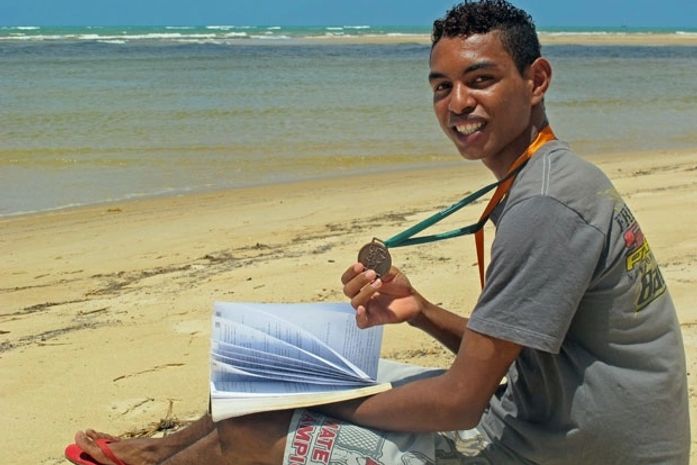 Após 4 anos fora da escola, filho de pescador é campeão brasileiro