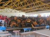 Móveis da Escola Estadual Eduardo da Mota Trigueiros, em Maceió, foram amontoados na quadra 