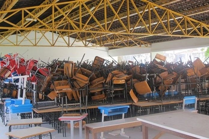 Móveis da Escola Estadual Eduardo da Mota Trigueiros, em Maceió, foram amontoados na quadra