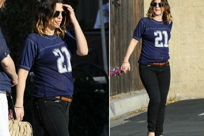 Look casual comprova a gravidez de Drew Barrymore