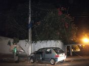 Com a colisão os fios cairam 