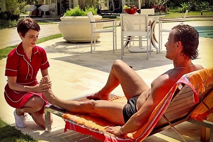 Carminha flagra Nina fazendo massagem em Max e fica enciumada