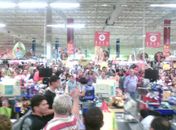 Promoção de ovos de páscoa lota supermercado e acaba em confusão