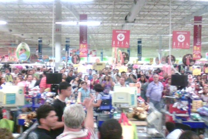 Promoção de ovos de páscoa lota supermercado e acaba em confusão