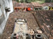 Carro ficou em cima de telhado