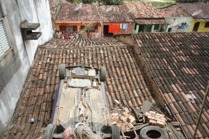 Carro ficou em cima de telhado