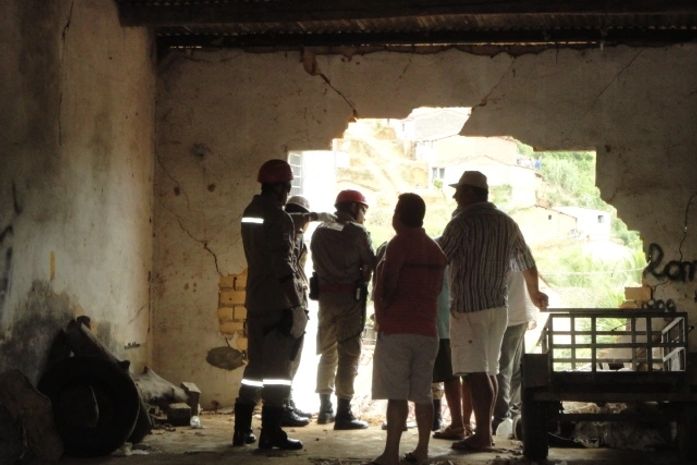 Carro estava estacionado em garagem