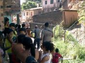 Populares observam o corpo