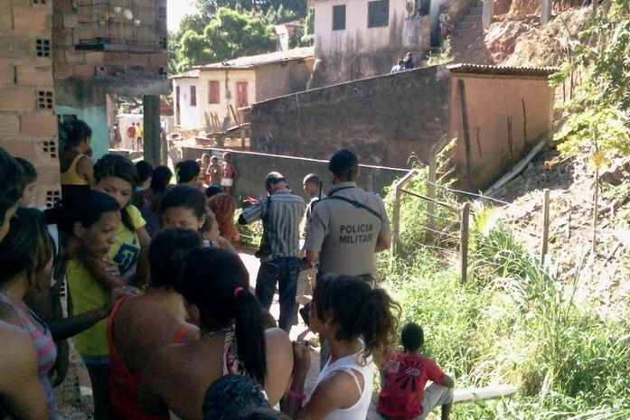 Populares observam o corpo