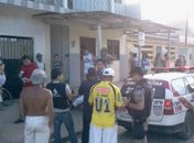 Policiais do 4º BPM em frente à casa de Petrúcio Barros