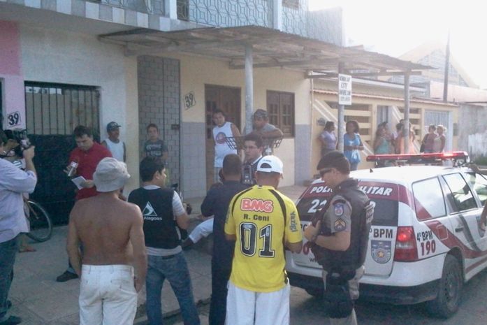 Policiais do 4º BPM em frente à casa de Petrúcio Barros