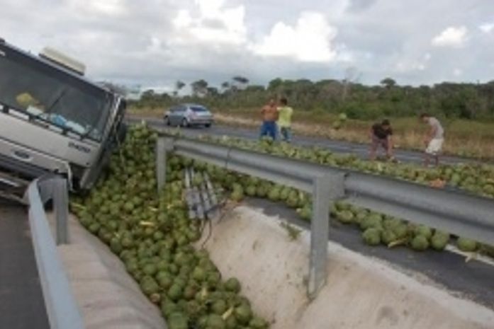 Caminhão carregado de coco tomba na AL-101 Sul