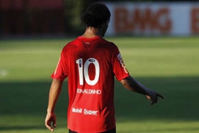 Assis defende R10: 'Meu irmão não estava em boate'