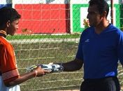 Garoto realiza sonho de conhecer time profissional e ganha luvas de ex-CSA