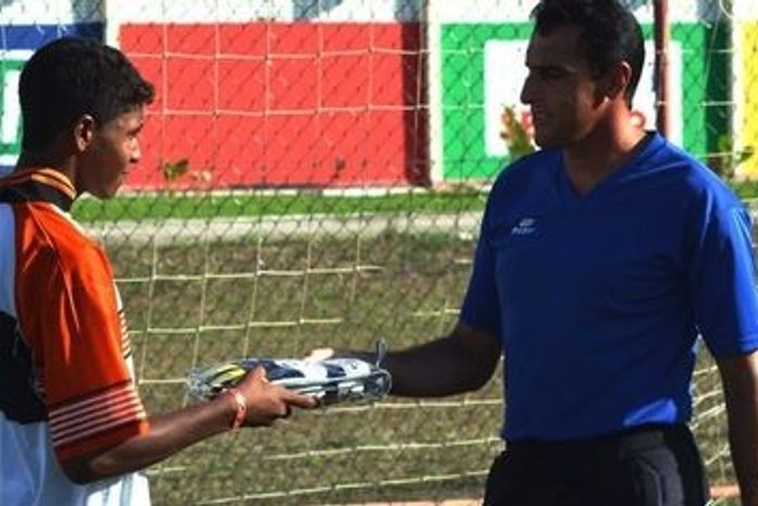 Garoto realiza sonho de conhecer time profissional e ganha luvas de ex-CSA