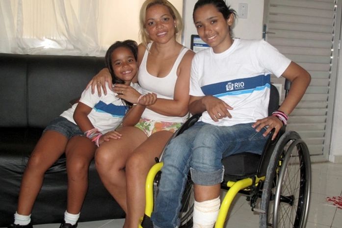 Em cadeira de rodas, Thayane luta para volta a andar um ano após tragédia (Foto: Rodrigo Vianna / G1)