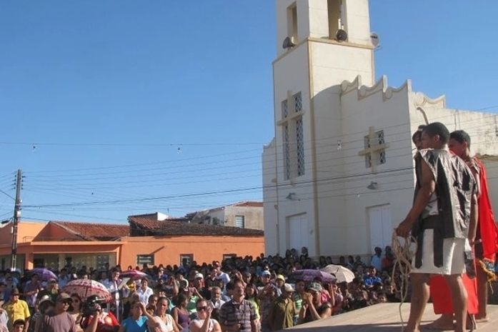 Santana: Encenação da Paixão de Cristo leva centenas de fiéis às ruas