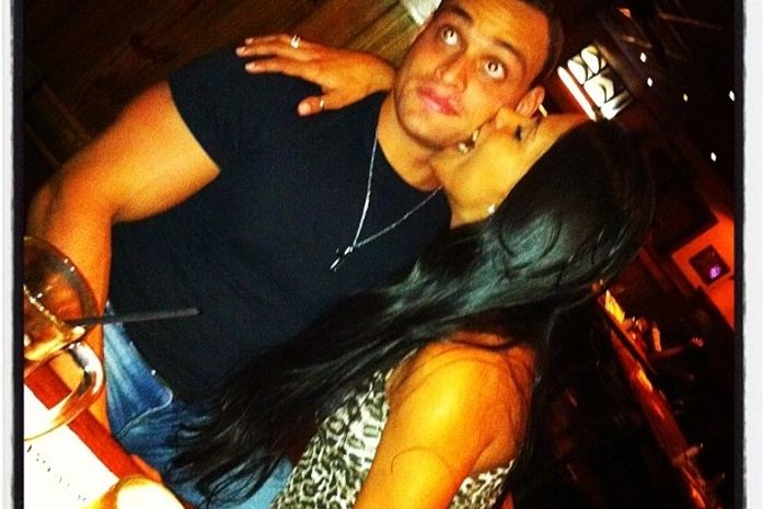 Ex-BBB Kelly dá mordidinha sexy no namorado durante jantar