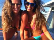 Fani e vice do Miss Bumbum posam de biquíni