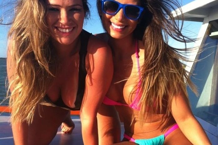 Fani e vice do Miss Bumbum posam de biquíni