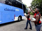 Rubro-negros protestam com nariz de palhaço, ovos e pipoca no Ninho do Urubu