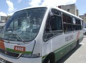 Ônibus foi apedrejado