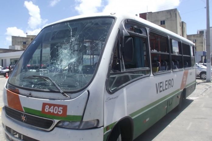 Ônibus foi apedrejado