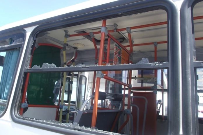 Vidros ficaram totalmente quebrados