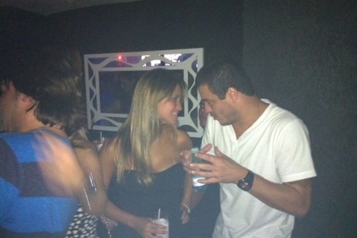 Ex-BBB Rafa engata conversa ao pé do ouvido com loira em boate no Rio