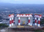Cenário do espetáculo no alto da serra do Goiti, com vista para toda cidade