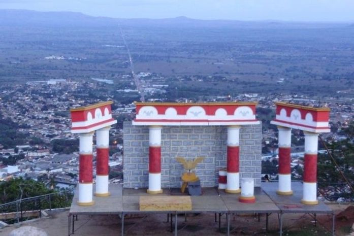 Cenário do espetáculo no alto da serra do Goiti, com vista para toda cidade