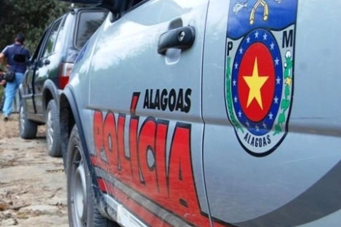 Descontrolado, homem invade casas, quebra móveis e mata galo e um passarinho