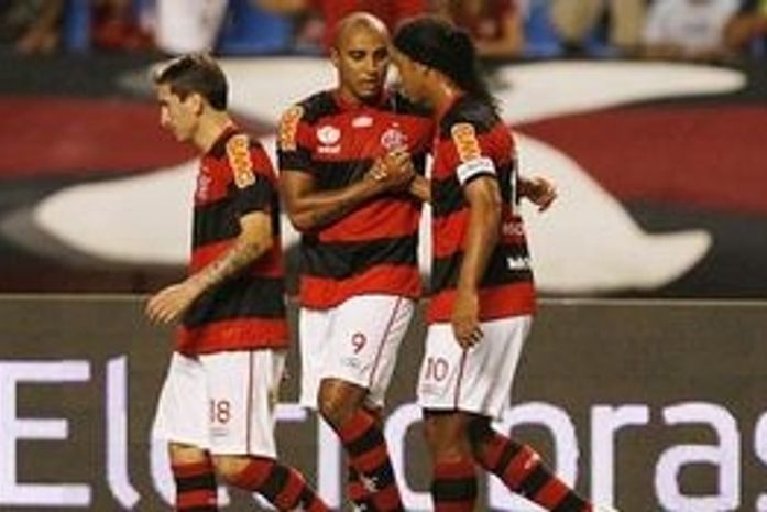 Ronaldinho marca no fim, Fla bate Vasco e garante vaga na semi