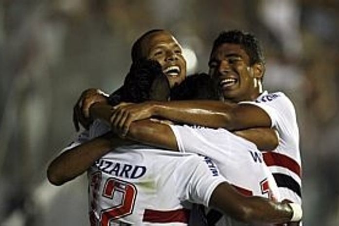 São Paulo derrota o Mogi Mirim e segue na liderança