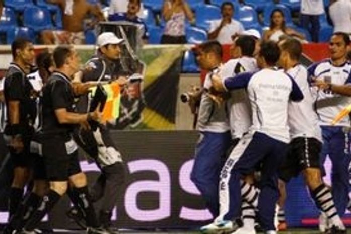 Árbitro do clássico entre Vasco e Flamengo vai processar Dinamite