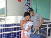 Ex-BBB Janaína deixa hospital em SP após dar à luz ao pequeno Natã