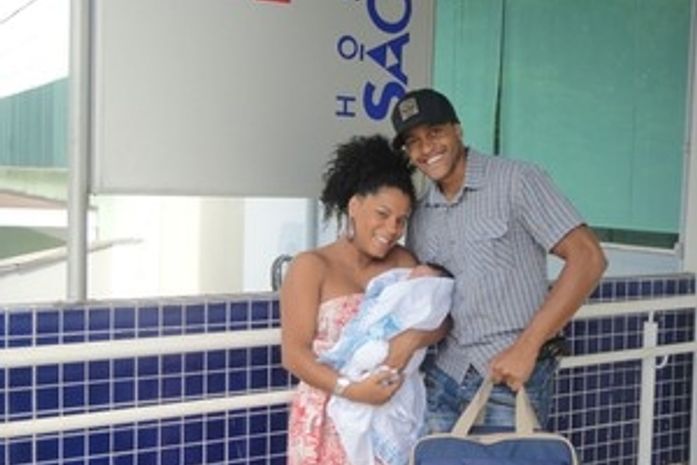 Ex-BBB Janaína deixa hospital em SP após dar à luz ao pequeno Natã