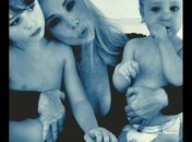 Dani Winits posta foto da primeira Páscoa de Guy, seu filho mais novo