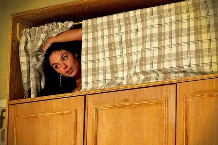 'Avenida Brasil': Suelen se esconde no armário após transar com Iran