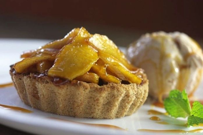 Torta de maçã com sorvete de canela, uma deliciosa sobremesa