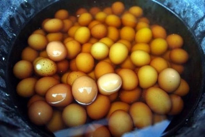 Ovos cozidos em urina, na China. Você comeria?