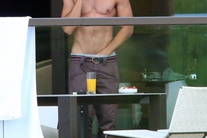 Que isso, novinho? Zac Efron é flagrado em momento indiscreto