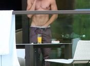 Que isso, novinho? Zac Efron é flagrado em momento indiscreto